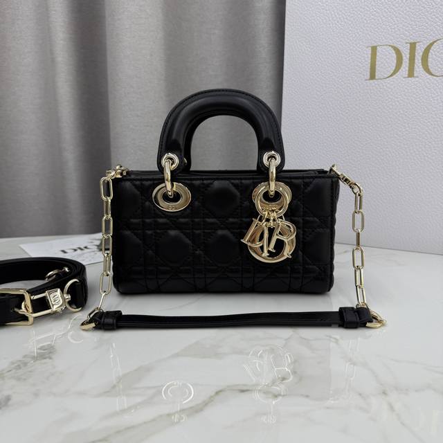 This top-quality replica Lady D-Joy handbag is a new addition to the Fall/Winte