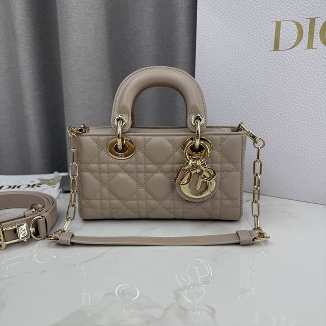 This top-quality replica Lady D-Joy handbag is a new addition to the Fall/Winte