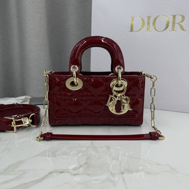 This top-quality replica Lady D-Joy handbag is a new addition to the Fall/Winte