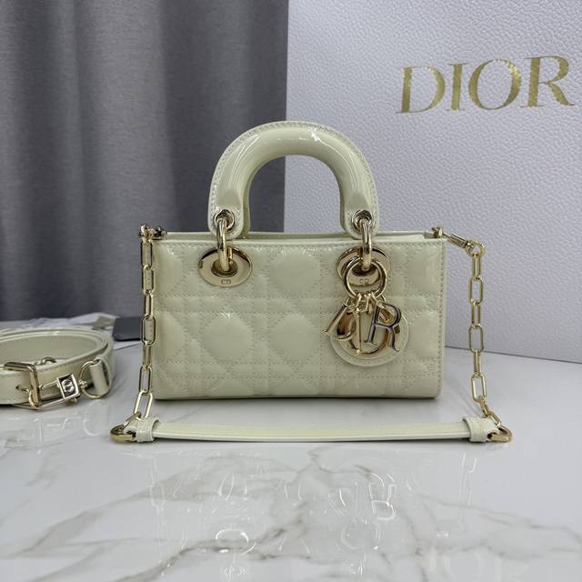 This top-quality replica Lady D-Joy handbag is a new addition to the Fall/Winte