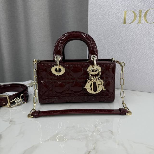 This top-quality replica Lady D-Joy handbag is a new addition to the Fall/Winte