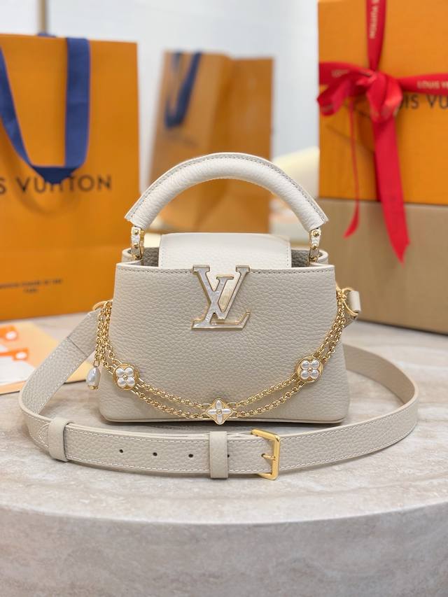 M25862 Beige & Off-White Mini 21cm This Capucines mini handbag is from the Daydr