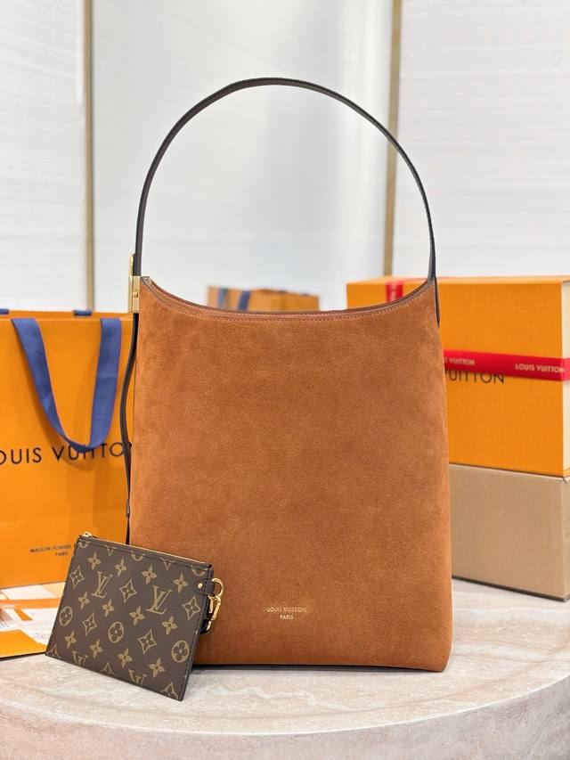 Hobo Medium Handbag M25516 This Hobo medium handbag is crafted from smooth suede