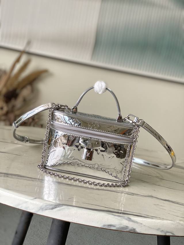 Top-tier original M26097 This Vanity Chain pouch handbag is from the LV Ski coll