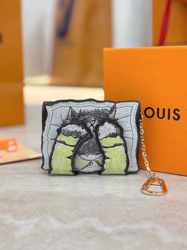 pawket Wallet M25732 The pawket wallet is crafted from cowhide leather and canva