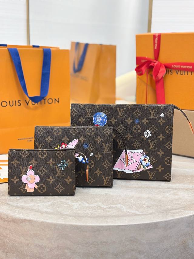 Trio Toilet Bag M15357 This toilet bag is made of Monogram coated canvas, clever