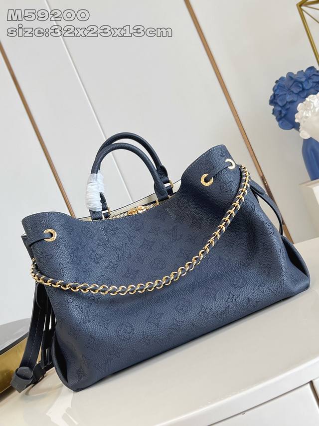 M59200 Dark Blue M14316 This Bella Tote handbag is crafted from the brand's sign