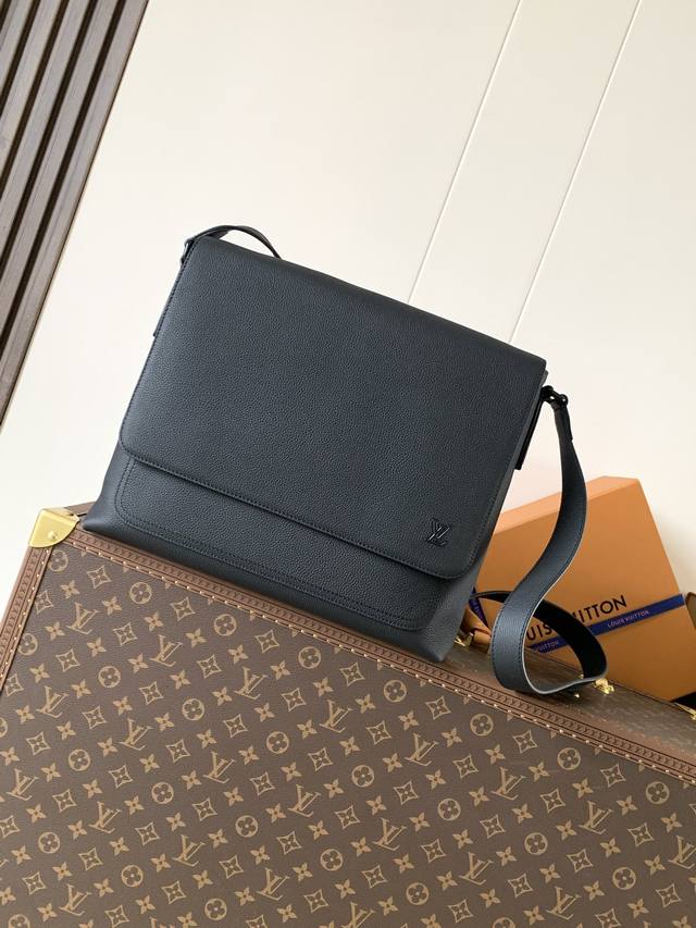 M15268 Black Top-Tier Original Single-Item 163C Boarding Messenger Bag. Made of