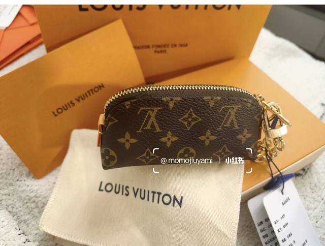 p A lipstick-sized pouch that can also be used as a key pouch or charm