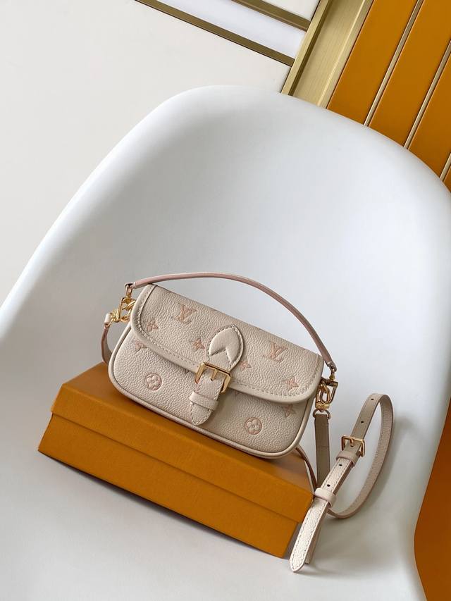 M13642 Top-tier original single item, dynamic 163. This Nano Diane handbag reint