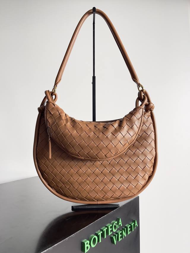 Medium Size Bottega Veneta's new Gemeiii handbag series, elegant, classic, and