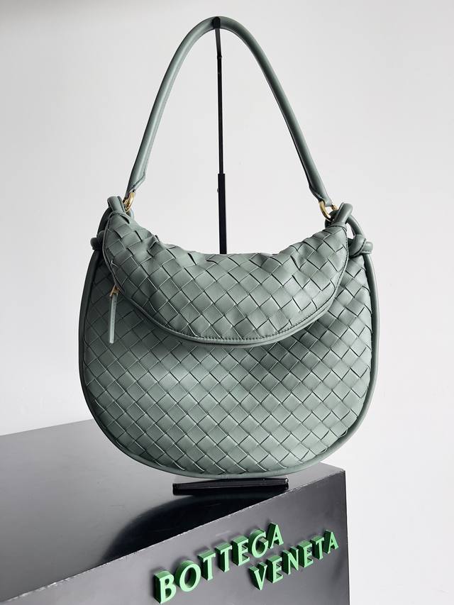 Medium Size Bottega Veneta's new Gemeiii handbag series, elegant, classic, and