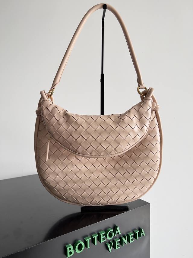 Medium Size Bottega Veneta's new Gemeiii handbag series, elegant, classic, and