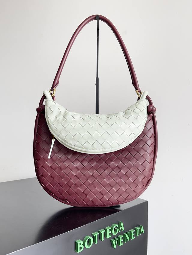 Medium Size Bottega Veneta's new Gemeiii handbag series, elegant, classic, and