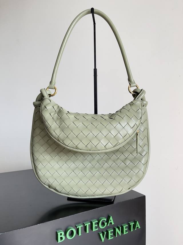 Medium Size Bottega Veneta's new Gemeiii handbag series, elegant, classic, and