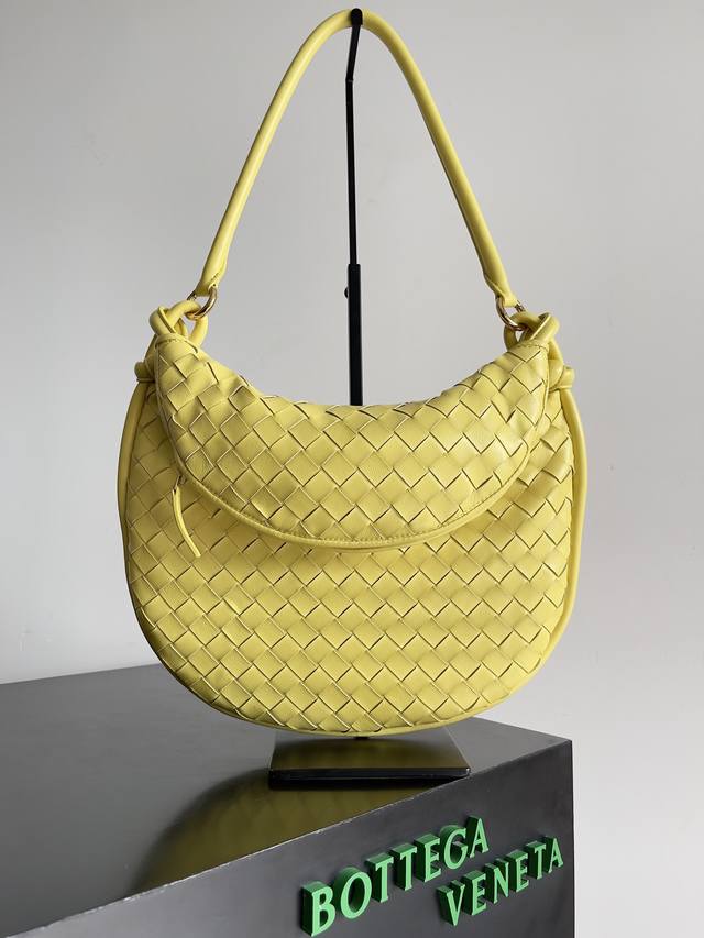 Medium Size Bottega Veneta's new Gemeiii handbag series, elegant, classic, and