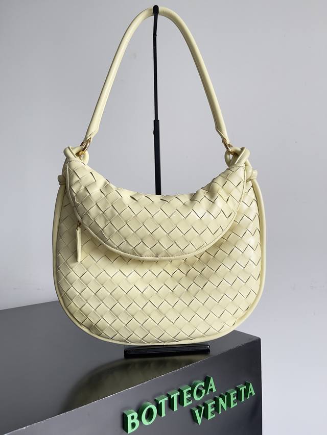Medium Size Bottega Veneta's new Gemeiii handbag series, elegant, classic, and