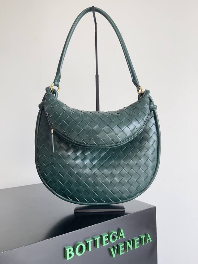 Medium Size Bottega Veneta's new Gemeiii handbag series, elegant, classic, and
