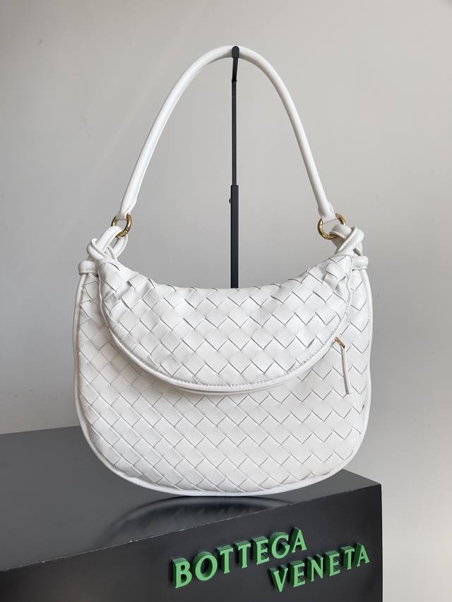 Medium Size Bottega Veneta's new Gemeiii handbag series, elegant, classic, and