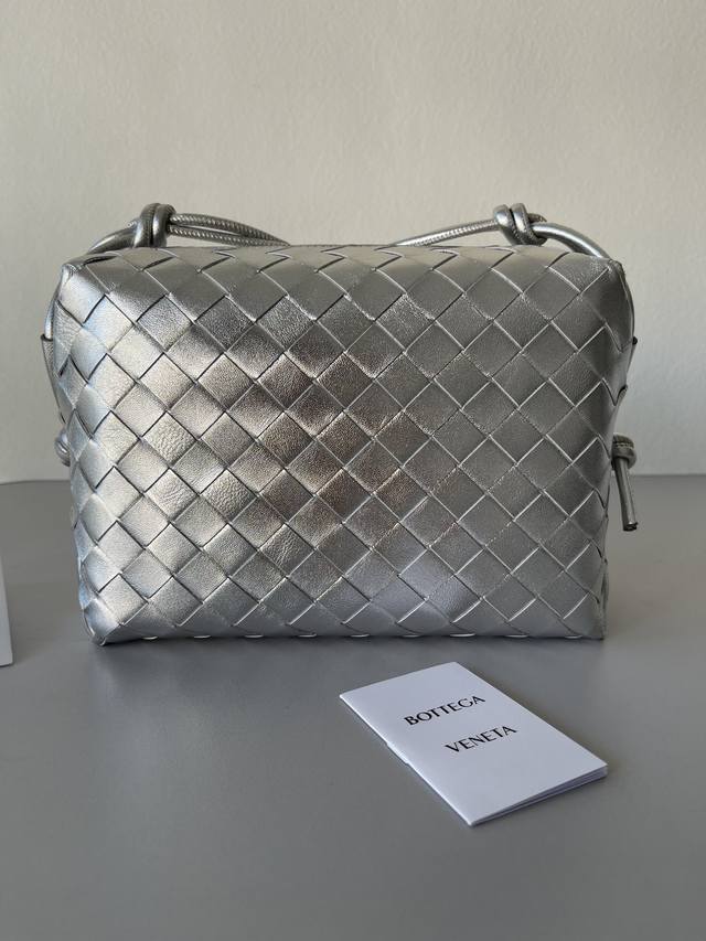 New Large Crossbody Bag Leather: Lambskin Color: Silver Size: 22*15*8Cm Model: