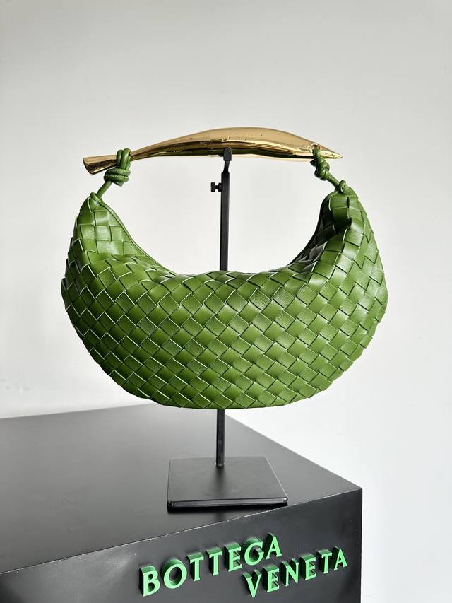 Inspired by the bird in the sky by 20th-century modern sculptor Brancusi, the M