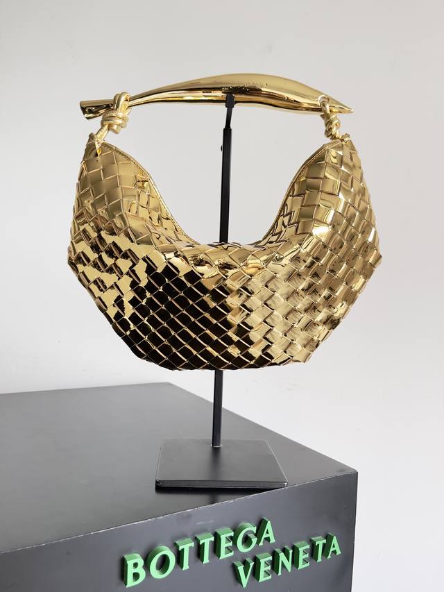 Inspired by the bird in flight from the works of 20th-century modern sculptor B