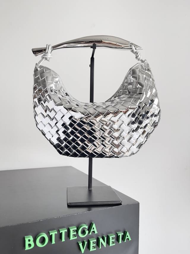 Inspired by the bird in the sky by 20th-century modern sculptor Brancusi, the M