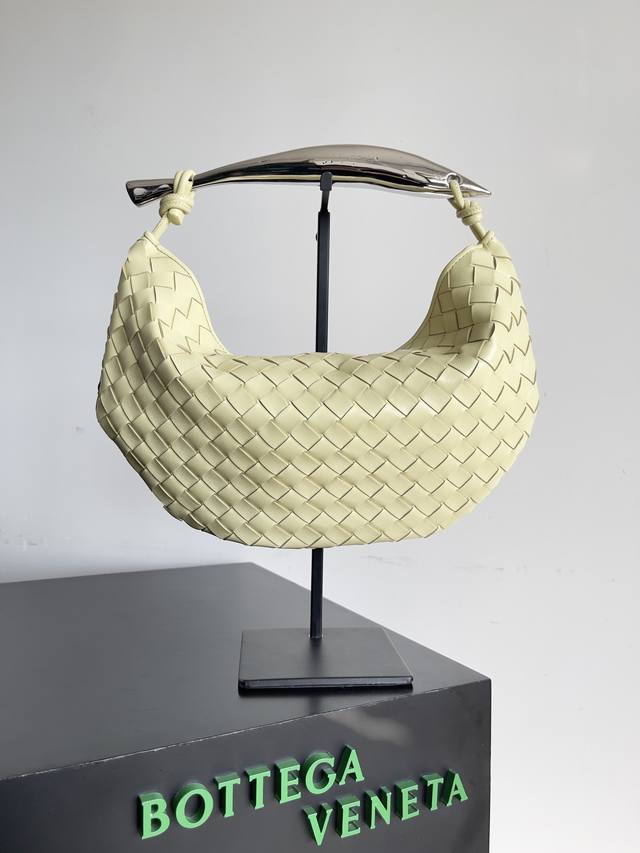 Inspired by the bird in the sky by 20th-century modern sculptor Brancusi, the M