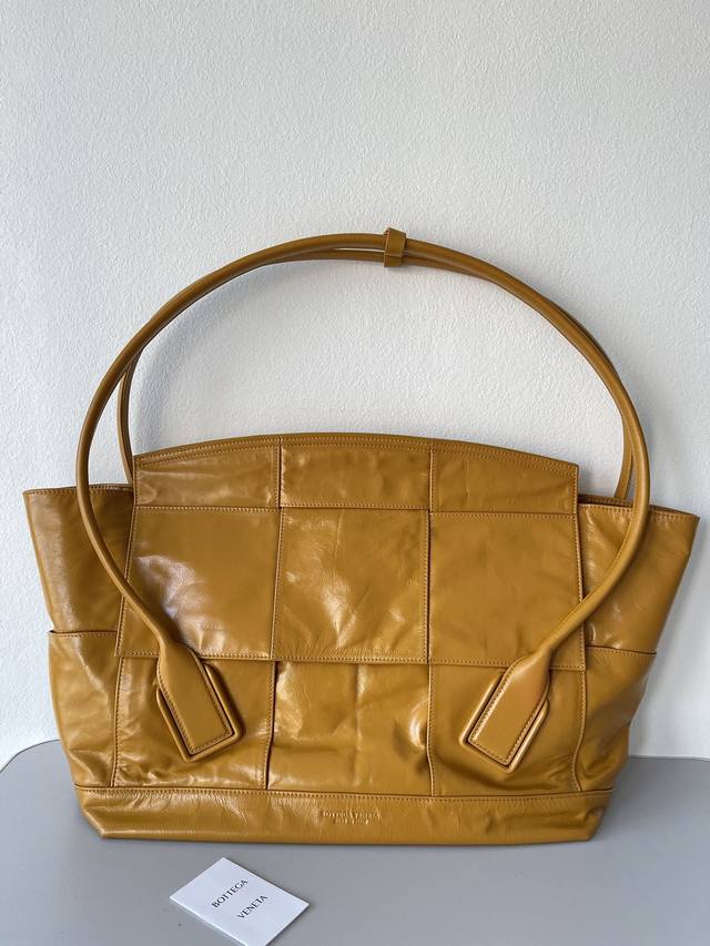 56Cm Bottega Veneta Arco56 Oil-waxed Leather ~ The exterior is made of imported