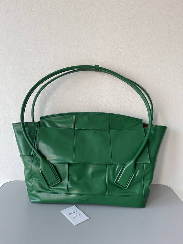56Cm Bottega Veneta Arco56 Oil-waxed Leather ~ The exterior is made of imported