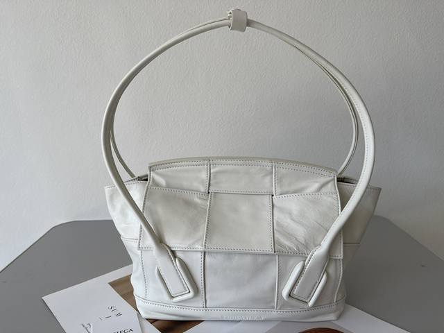 56Cm Bottega Veneta Arco 56 Oil-waxed Leather ~ The exterior is made of imported