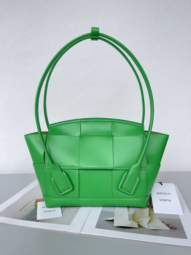 Top-of-the-line: Arco 33 Woven DDD. Made of natural, high-quality calfskin, feat