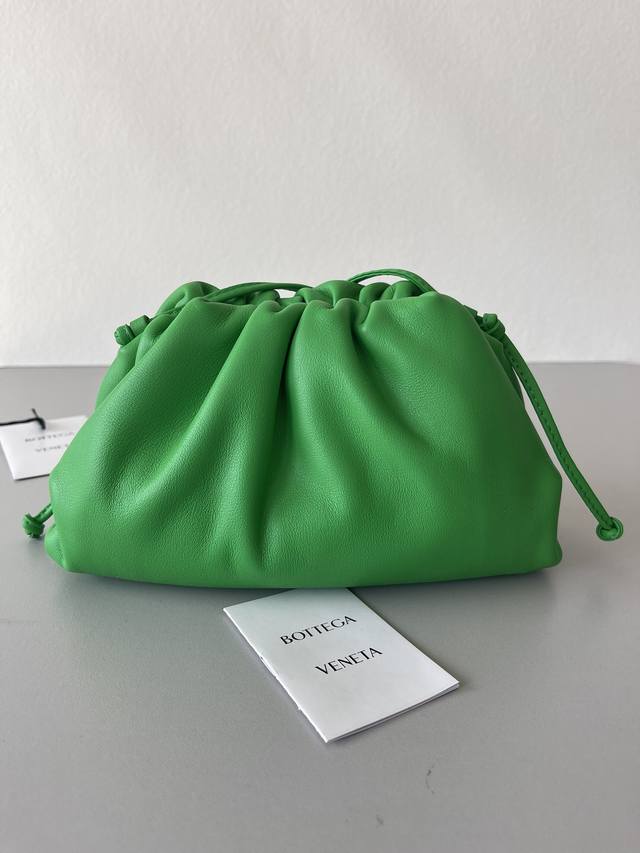 pouch Small Cloud Bag Made of original cowhide, this is the first collection des