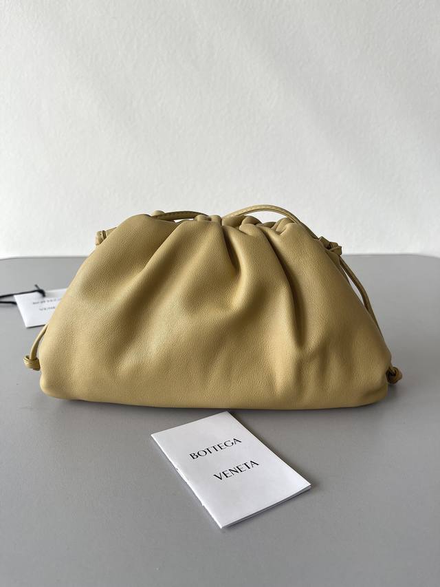 pouch Small Cloud Bag Made of original cowhide, this is the first collection des