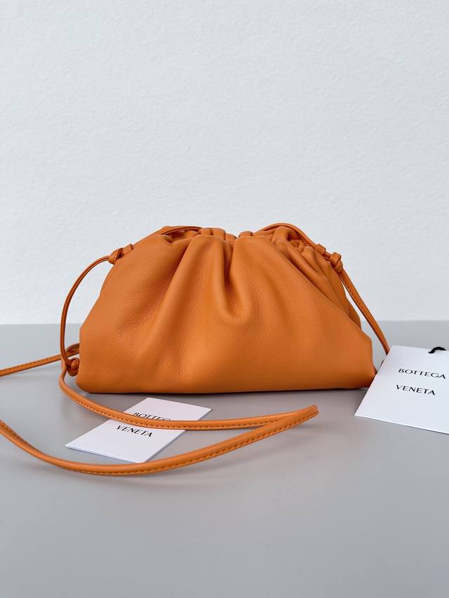 pouch Small Cloud Bag Made of original cowhide, this is the first collection des