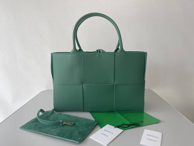 Extra Large Rectangular Tote Bag Featuring traditional woven elements, this Int