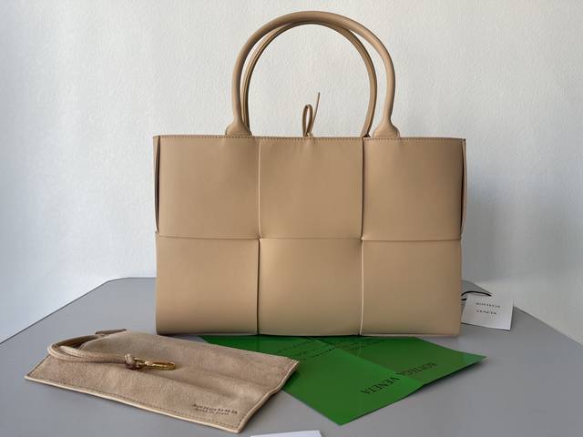 Extra Large Rectangular Tote Bag Featuring traditional woven elements, this Int