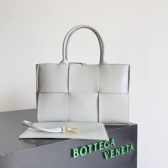 About the size of a mobile phone, it can only hold cute things. I've always lov