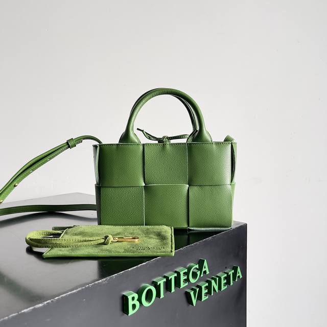 About the size of a mobile phone, it can only hold cute things. I've always lov