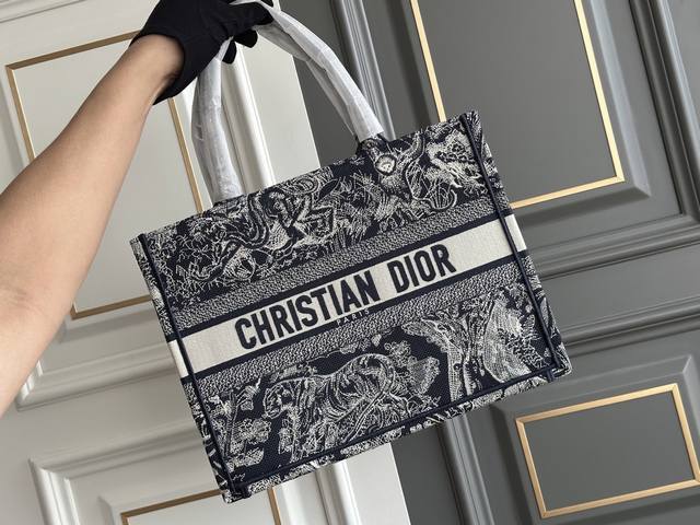 Double Eleven Sale Price: Original Price 980 Brand New Medium Tote Bag Sale Item