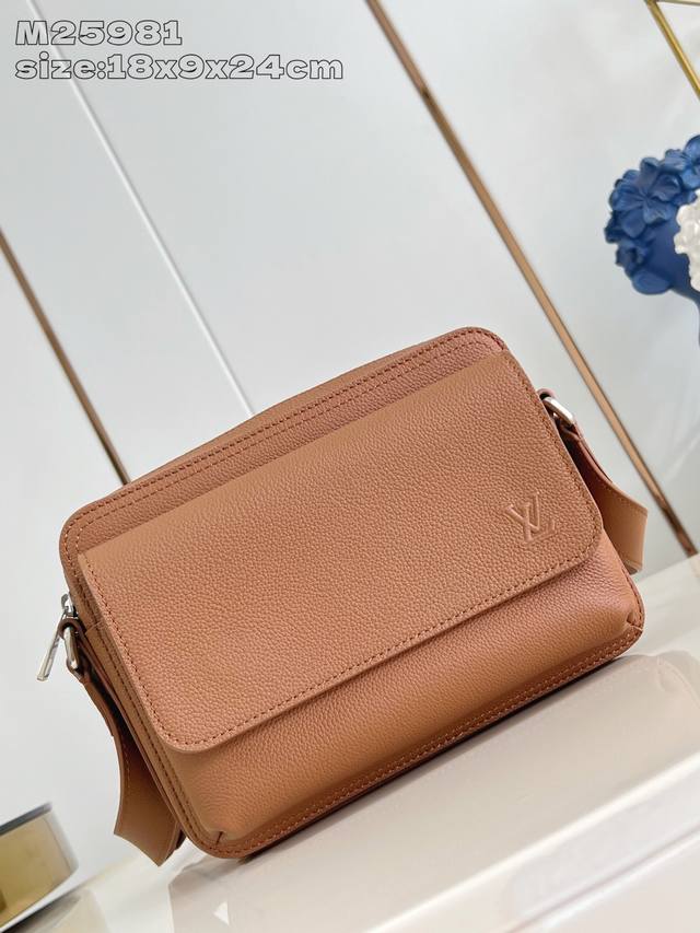 Factory Price p Top-Tier Overseas Original Order M25981 Boarding Messenger Bag.