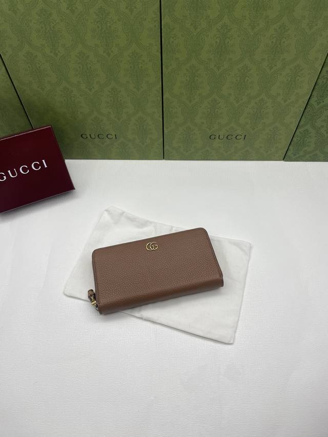 Comes with original green box packaging. This Gg Marmont series wallet is craft