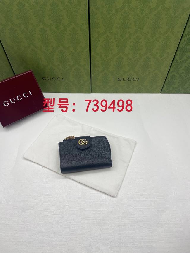 Comes with a green box. This Gg Marmont wallet is crafted from classic, timeles