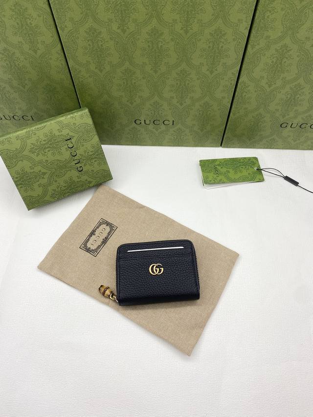 This new Gucci 1955 Horsebit cardholder, crafted from imported calfskin, is par
