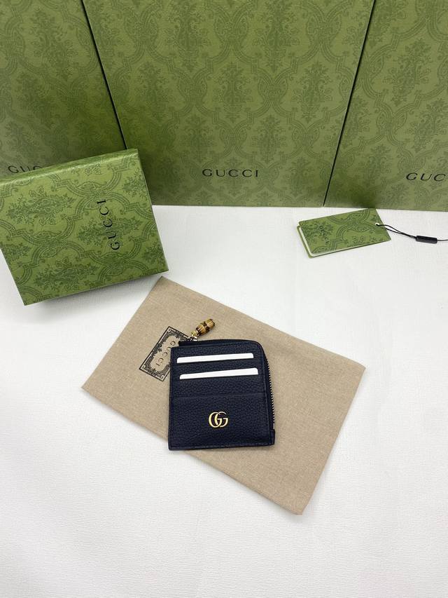 This new Gucci 1955 Horsebit cardholder, crafted from imported calfskin, is par
