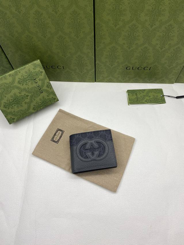 Comes with a green box. Since its debut in the 1960s, the iconic interlocking d