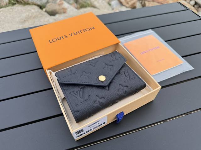 Top-tier original M83590 Blue Victorine wallet this season is reinterpreted with