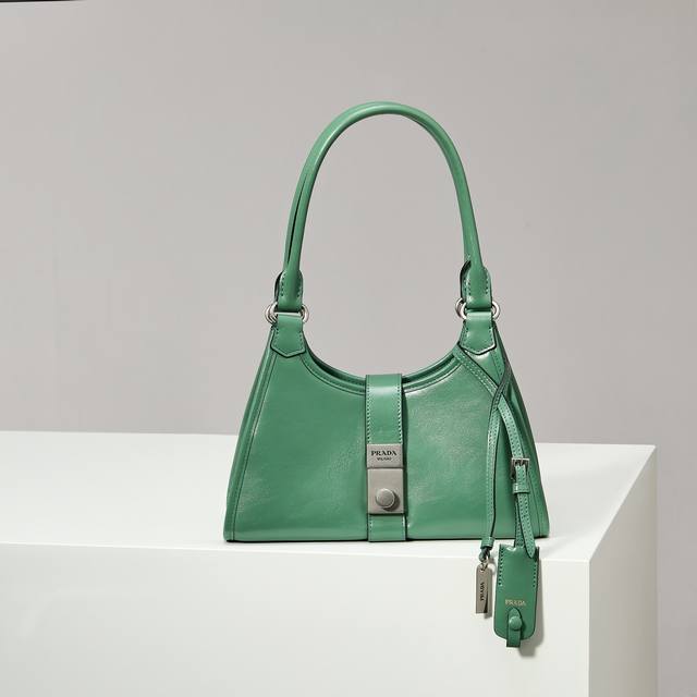 Premium Original Brand New 1Bg580 Grass Green Mini Style. This mini runway styl