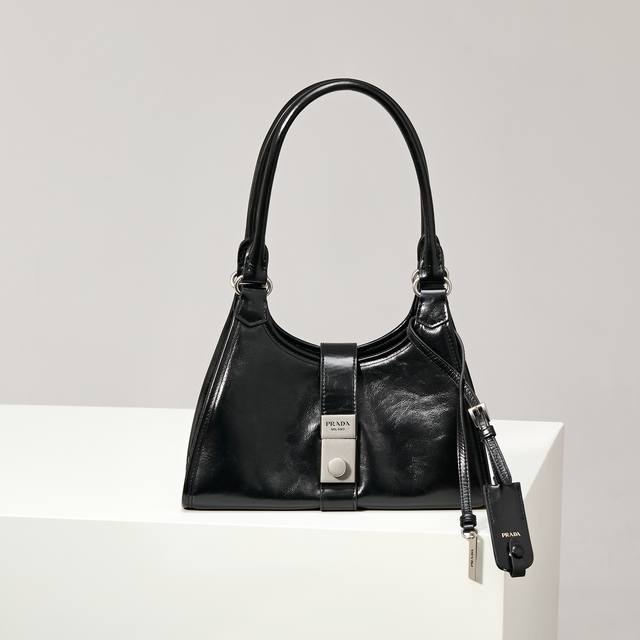 Premium Original Brand New 1Bg580 Black Mini Style. This mini runway style is m