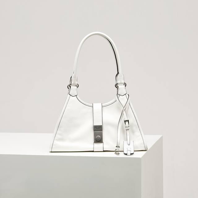 Premium Original New Product 1Bg563 This white Spring/Summer runway piece featu